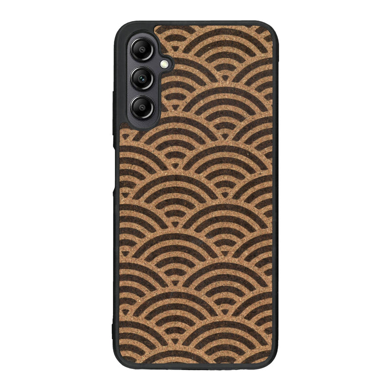 Coque de protection en bois véritable fabriquée en France pour Samsung A14 baptisée "La Sinjak" avec un motif de gravure abstrait représentant la répétition d'un symbole wifi