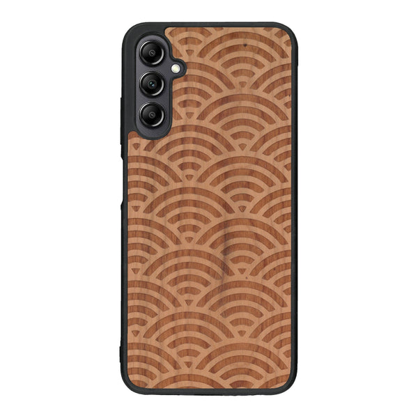 Coque de protection en bois véritable fabriquée en France pour Samsung A14 baptisée "La Sinjak" avec un motif de gravure abstrait représentant la répétition d'un symbole wifi