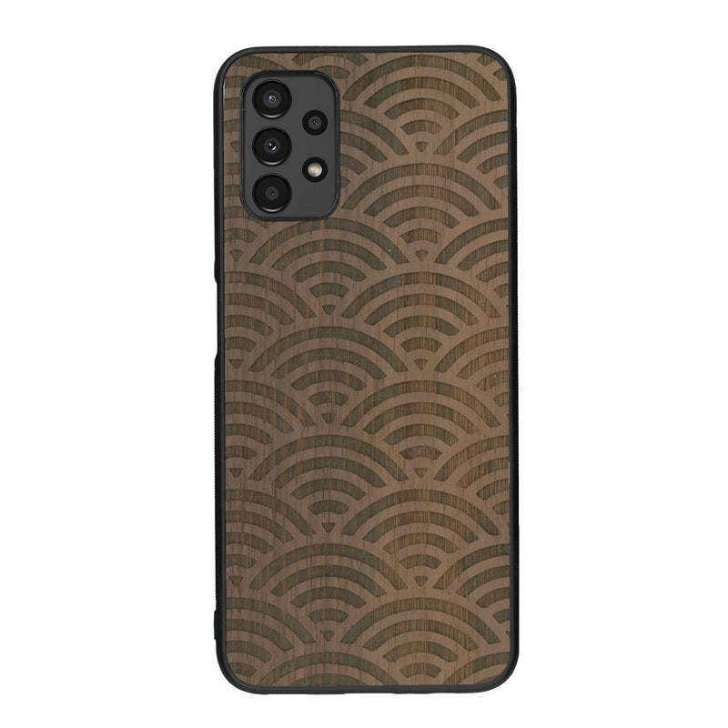 Coque de protection en bois véritable fabriquée en France pour Samsung A14 baptisée "La Sinjak" avec un motif de gravure abstrait représentant la répétition d'un symbole wifi