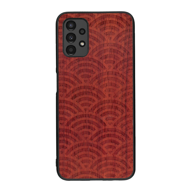 Coque de protection en bois véritable fabriquée en France pour Samsung A14 baptisée "La Sinjak" avec un motif de gravure abstrait représentant la répétition d'un symbole wifi