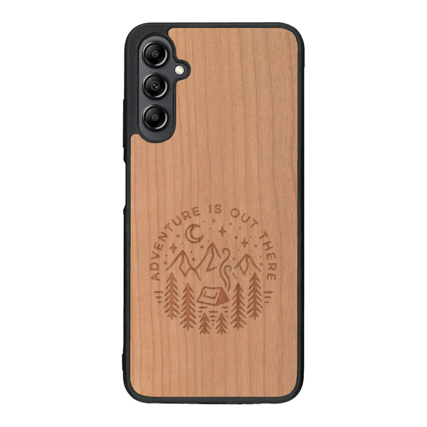 Coque de protection en bois véritable fabriquée en France pour Samsung A14 sur le thème du camping en pleine nature et du bivouac avec la phrase "Aventure is out there"