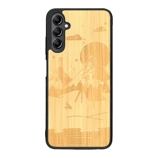 Coque de protection en bois véritable fabriquée en France pour Samsung A14 sur le thème du camping en pleine nature représentant une tente avec un feu de camp entouré de montagnes