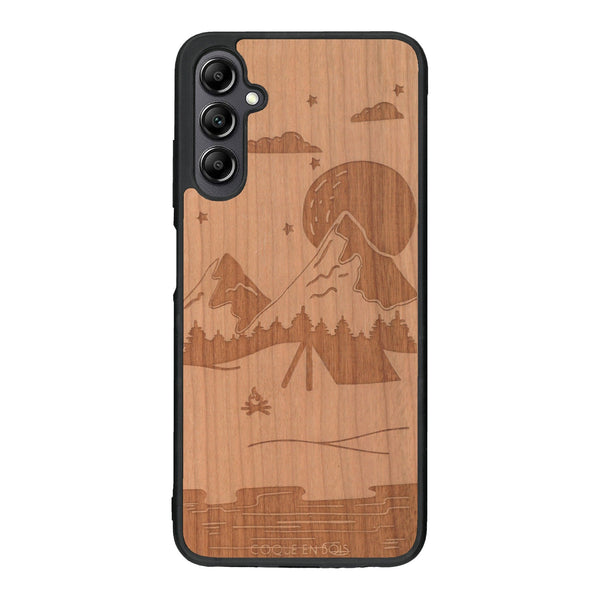 Coque de protection en bois véritable fabriquée en France pour Samsung A14 sur le thème du camping en pleine nature représentant une tente avec un feu de camp entouré de montagnes