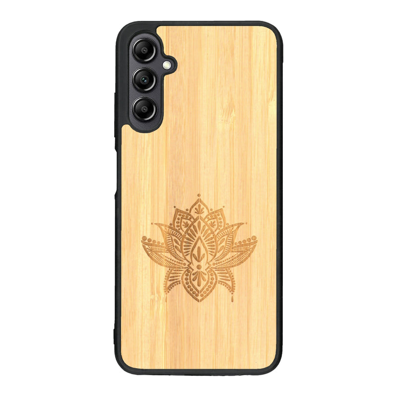 Coque de protection en bois véritable fabriquée en France pour Samsung A14 sur le thème de la nature et du yoga avec une gravure zen représentant une fleur de lotus