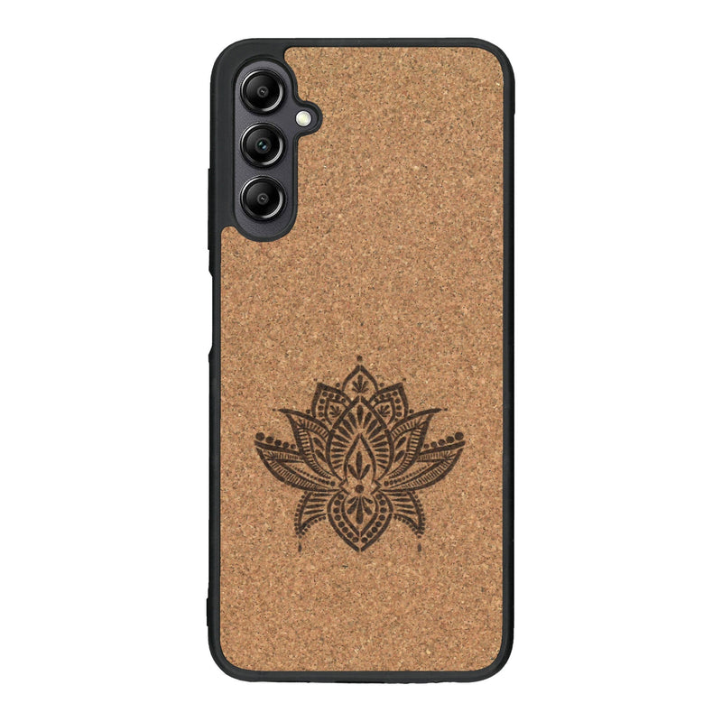 Coque de protection en bois véritable fabriquée en France pour Samsung A14 sur le thème de la nature et du yoga avec une gravure zen représentant une fleur de lotus