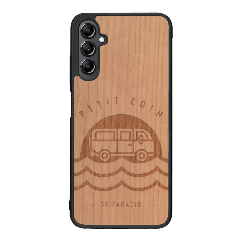 Coque de protection en bois véritable fabriquée en France pour Samsung A14 sur le thème des voyages en vans, vanlife et chill avec une gravure représentant un van vw combi devant le soleil couchant sur une plage avec des vagues