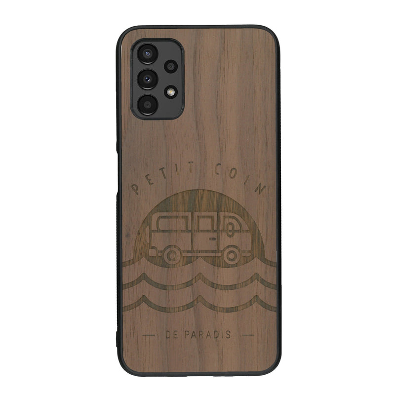 Coque de protection en bois véritable fabriquée en France pour Samsung A14 sur le thème des voyages en vans, vanlife et chill avec une gravure représentant un van vw combi devant le soleil couchant sur une plage avec des vagues