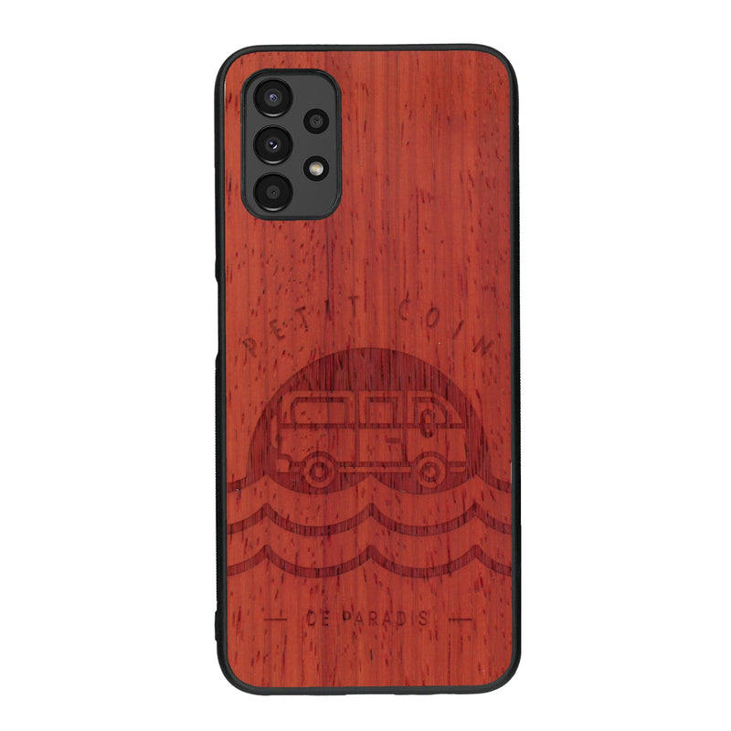 Coque de protection en bois véritable fabriquée en France pour Samsung A14 sur le thème des voyages en vans, vanlife et chill avec une gravure représentant un van vw combi devant le soleil couchant sur une plage avec des vagues