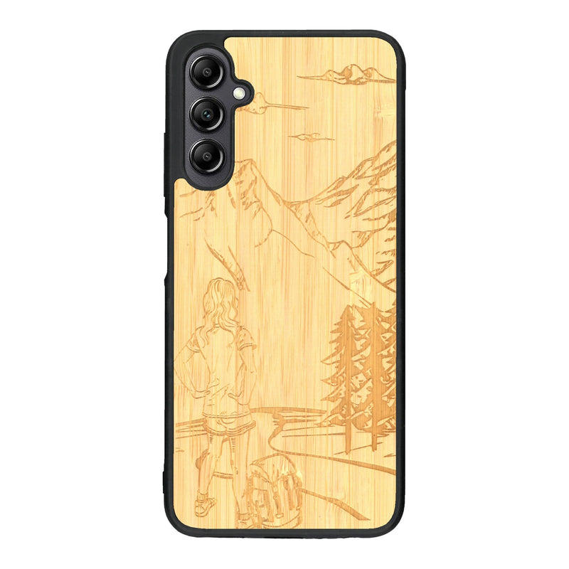 Coque de protection en bois véritable fabriquée en France pour Samsung A14 sur le thème de la randonnée en montagne et de l'aventure avec une gravure représentant une femme de dos face à un paysage de nature