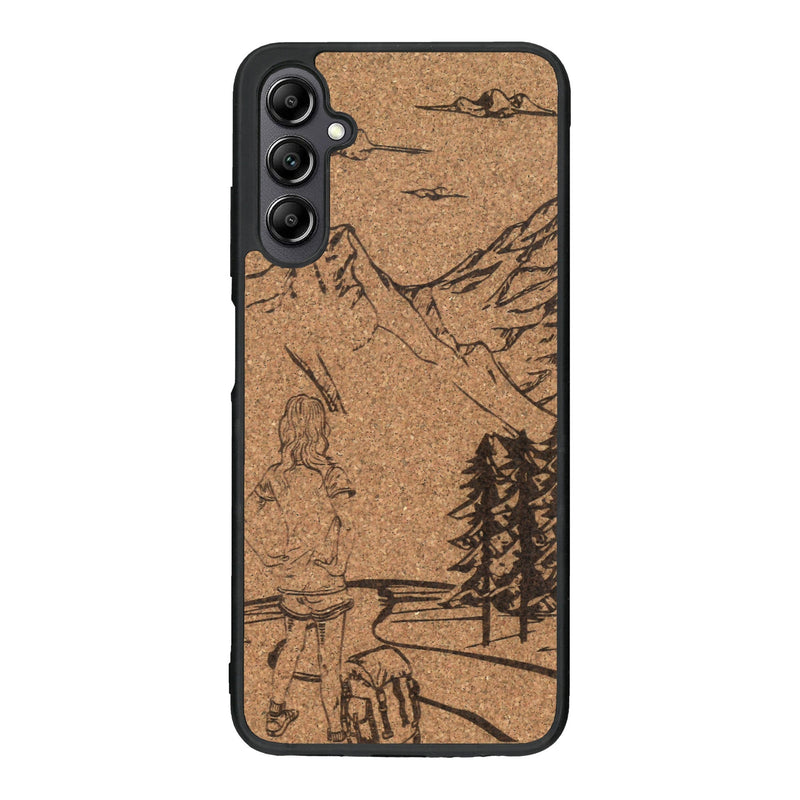 Coque de protection en bois véritable fabriquée en France pour Samsung A14 sur le thème de la randonnée en montagne et de l'aventure avec une gravure représentant une femme de dos face à un paysage de nature