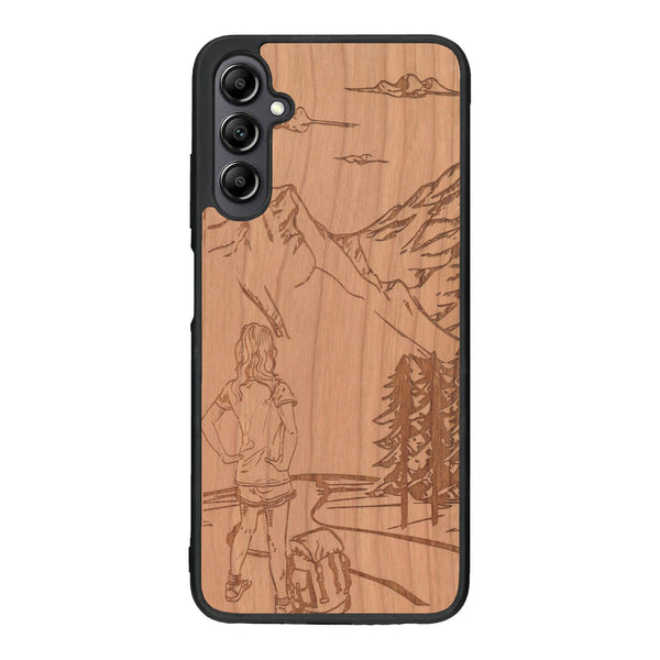 Coque de protection en bois véritable fabriquée en France pour Samsung A14 sur le thème de la randonnée en montagne et de l'aventure avec une gravure représentant une femme de dos face à un paysage de nature