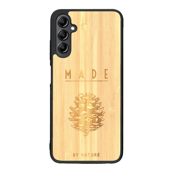 Coque de protection en bois véritable fabriquée en France pour Samsung A14 sur le thème de la nature et des arbres avec une gravure représentant une pomme de pin et la phrase "made by nature"