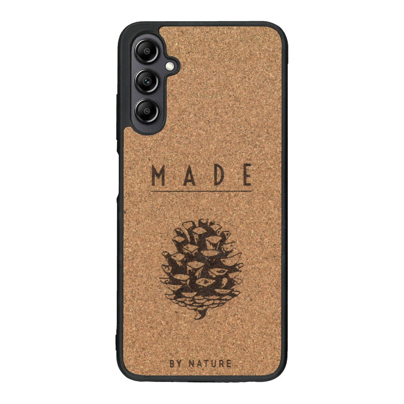 Coque de protection en bois véritable fabriquée en France pour Samsung A14 sur le thème de la nature et des arbres avec une gravure représentant une pomme de pin et la phrase "made by nature"