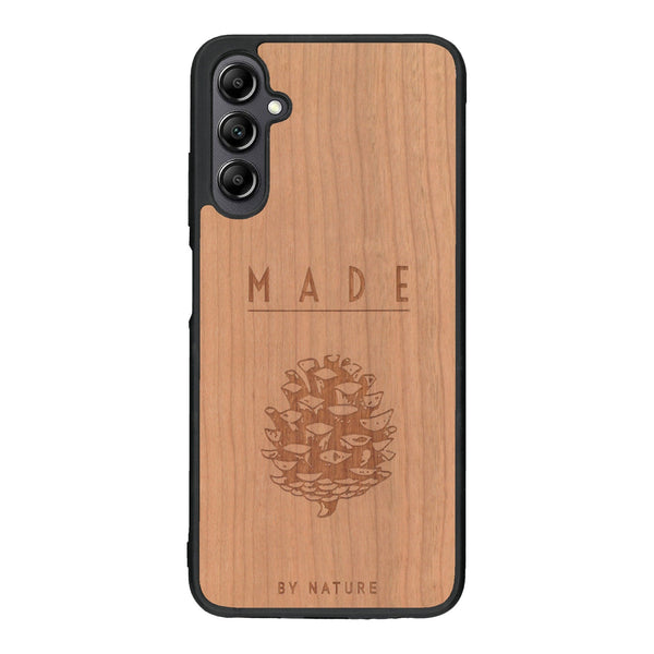 Coque de protection en bois véritable fabriquée en France pour Samsung A14 sur le thème de la nature et des arbres avec une gravure représentant une pomme de pin et la phrase "made by nature"