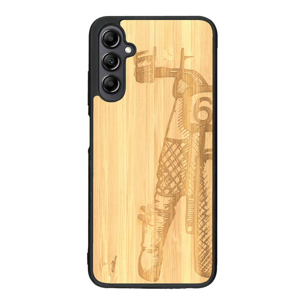 Coque de protection en bois véritable fabriquée en France pour Samsung A14 représentant une vue de face d'une femme sur une moto vintage dessinée à la main par l'artiste Maud Dabs