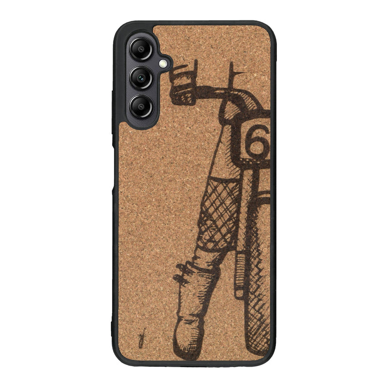 Coque de protection en bois véritable fabriquée en France pour Samsung A14 représentant une vue de face d'une femme sur une moto vintage dessinée à la main par l'artiste Maud Dabs