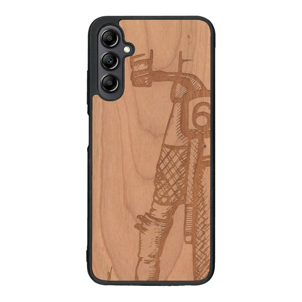 Coque de protection en bois véritable fabriquée en France pour Samsung A14 représentant une vue de face d'une femme sur une moto vintage dessinée à la main par l'artiste Maud Dabs