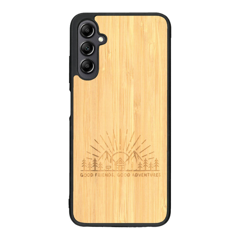 Coque de protection en bois véritable fabriquée en France pour Samsung A14 sur le thème chill et nature avec un motif représentant un levé de soleil sur un paysage de montagne avec des sapins et un chalet et la phrase "Good friends, good adventure"