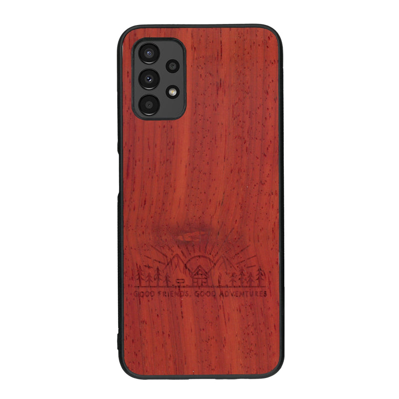 Coque de protection en bois véritable fabriquée en France pour Samsung A14 sur le thème chill et nature avec un motif représentant un levé de soleil sur un paysage de montagne avec des sapins et un chalet et la phrase "Good friends, good adventure"