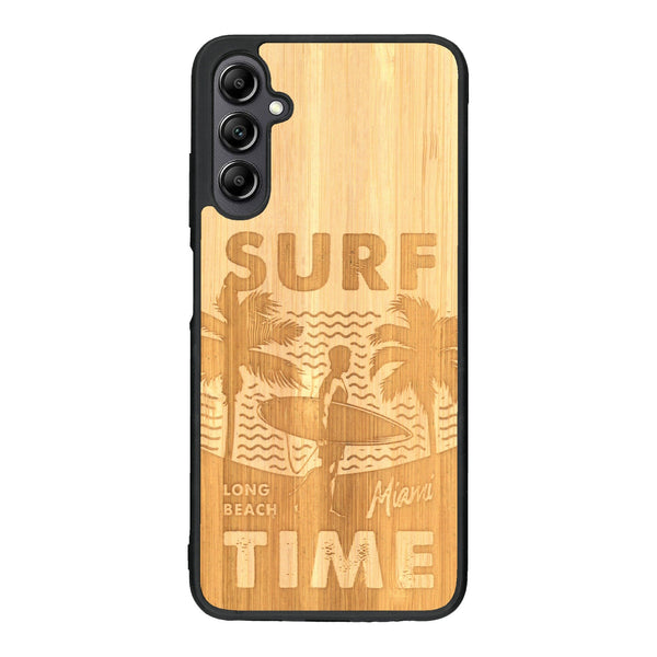 Coque de protection en bois véritable fabriquée en France pour Samsung A14 sur le thème chill avec un motif représentant une silouhette tenant une planche de surf sur une plage entouré de palmiers et les mots "Surf Time Long Beach Miami"