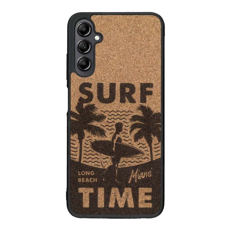 Coque de protection en bois véritable fabriquée en France pour Samsung A14 sur le thème chill avec un motif représentant une silouhette tenant une planche de surf sur une plage entouré de palmiers et les mots "Surf Time Long Beach Miami"