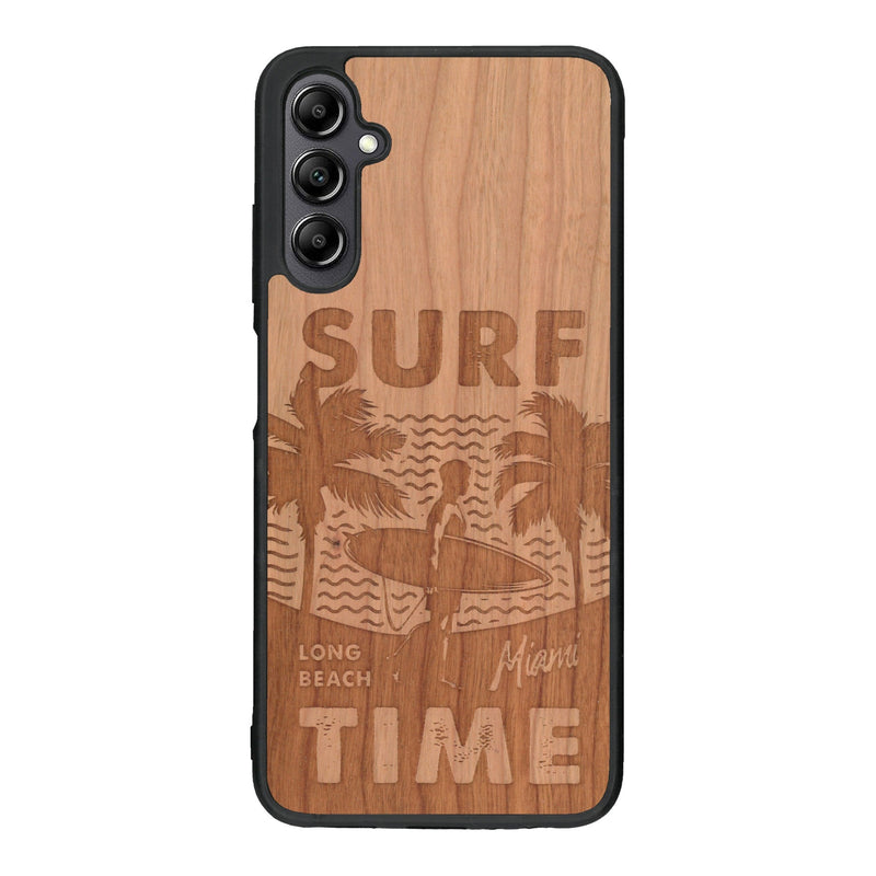 Coque de protection en bois véritable fabriquée en France pour Samsung A14 sur le thème chill avec un motif représentant une silouhette tenant une planche de surf sur une plage entouré de palmiers et les mots "Surf Time Long Beach Miami"