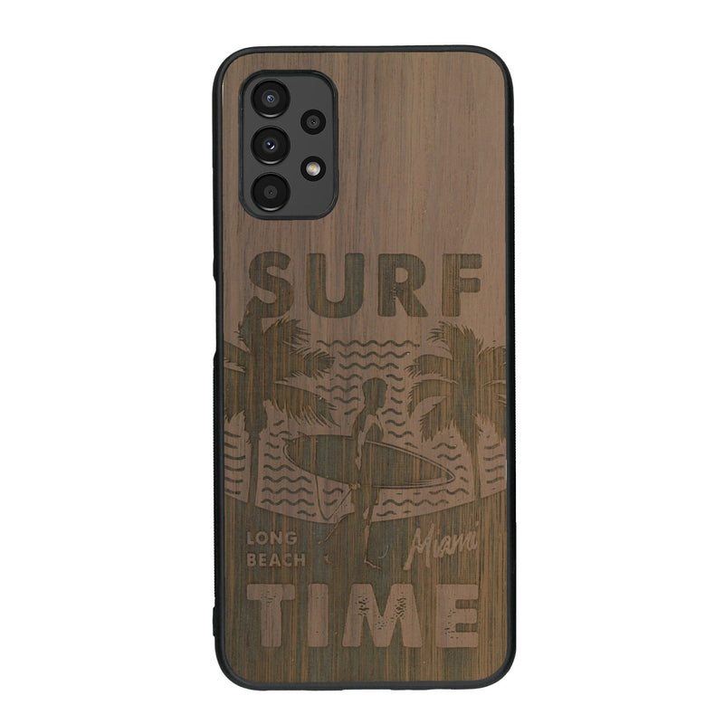 Coque de protection en bois véritable fabriquée en France pour Samsung A14 sur le thème chill avec un motif représentant une silouhette tenant une planche de surf sur une plage entouré de palmiers et les mots "Surf Time Long Beach Miami"