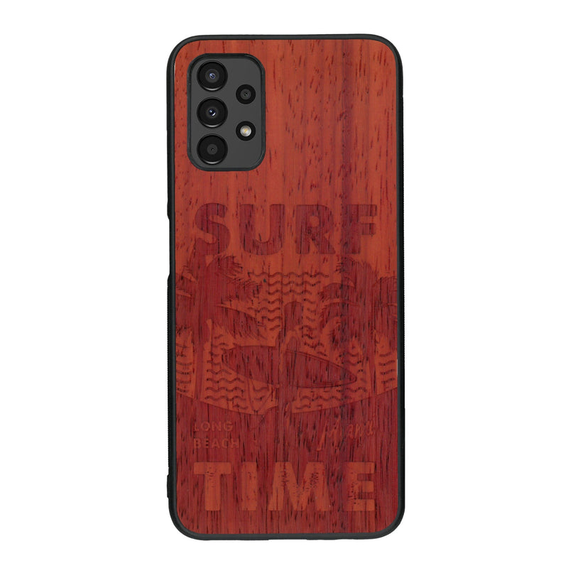 Coque de protection en bois véritable fabriquée en France pour Samsung A14 sur le thème chill avec un motif représentant une silouhette tenant une planche de surf sur une plage entouré de palmiers et les mots "Surf Time Long Beach Miami"