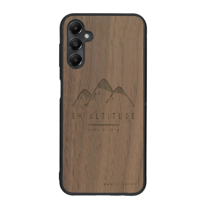 Coque de protection en bois véritable fabriquée en France pour Samsung A15 représentant des montagnes, sur le thème de la randonnée en pleine nature et du trail