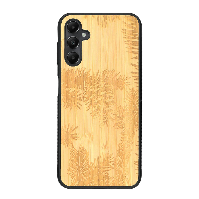 Coque de protection en bois véritable fabriquée en France pour Samsung A15 sur le thème de la nature des arbres avec un motif de gravure représentant des épines de sapin et des pommes de pin