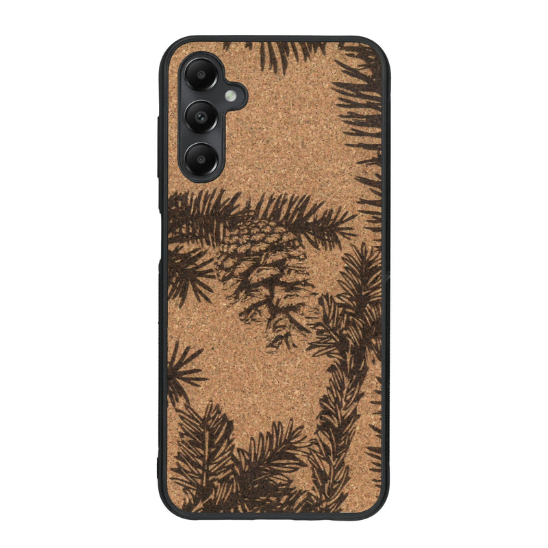 Coque de protection en bois véritable fabriquée en France pour Samsung A15 sur le thème de la nature des arbres avec un motif de gravure représentant des épines de sapin et des pommes de pin