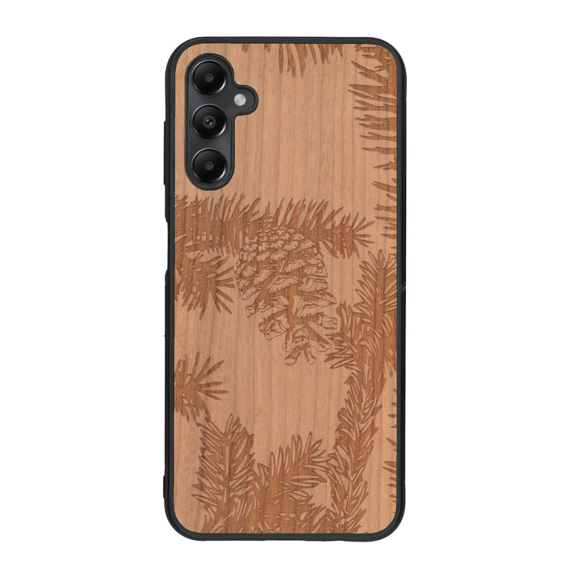 Coque de protection en bois véritable fabriquée en France pour Samsung A15 sur le thème de la nature des arbres avec un motif de gravure représentant des épines de sapin et des pommes de pin