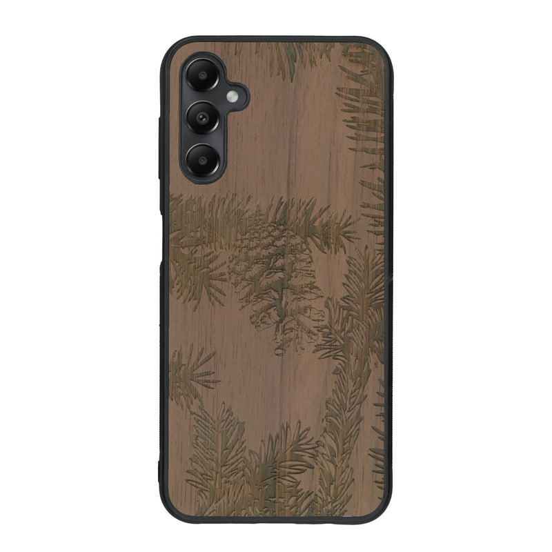 Coque de protection en bois véritable fabriquée en France pour Samsung A15 sur le thème de la nature des arbres avec un motif de gravure représentant des épines de sapin et des pommes de pin