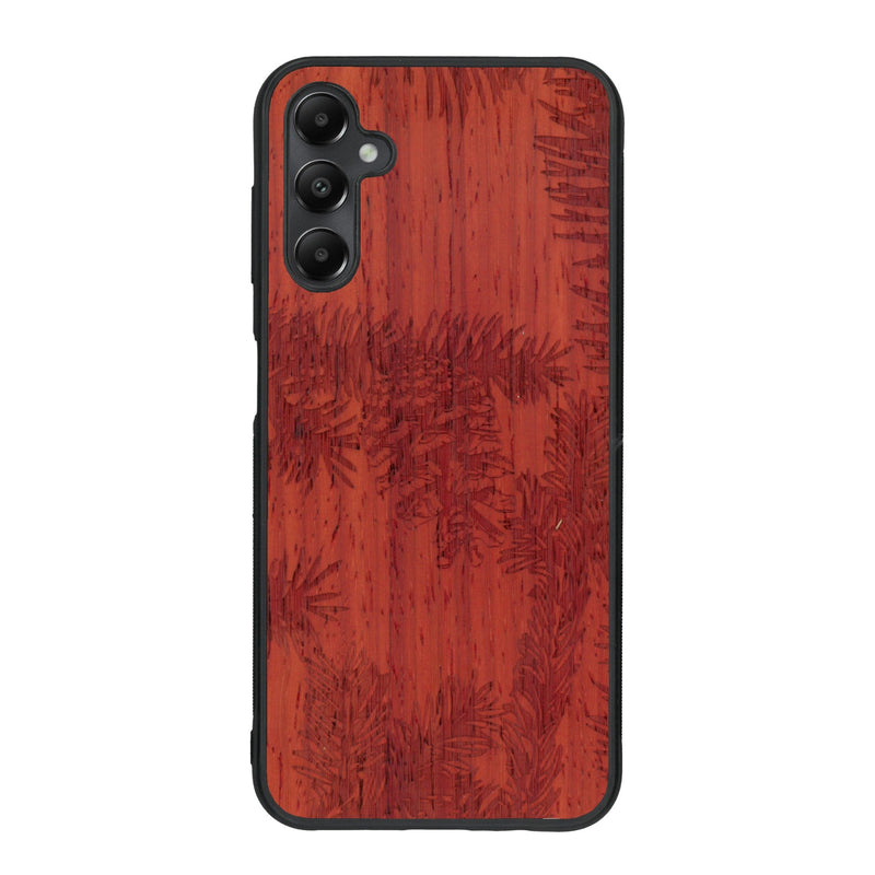 Coque de protection en bois véritable fabriquée en France pour Samsung A15 sur le thème de la nature des arbres avec un motif de gravure représentant des épines de sapin et des pommes de pin