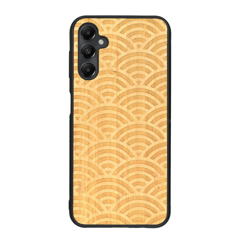 Coque de protection en bois véritable fabriquée en France pour Samsung A15 baptisée "La Sinjak" avec un motif de gravure abstrait représentant la répétition d'un symbole wifi