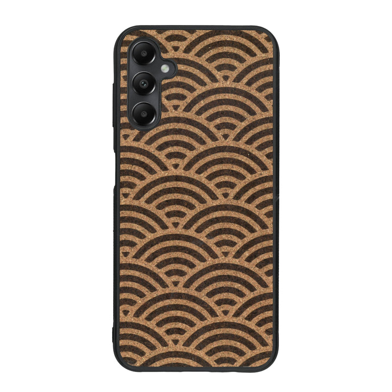 Coque de protection en bois véritable fabriquée en France pour Samsung A15 baptisée "La Sinjak" avec un motif de gravure abstrait représentant la répétition d'un symbole wifi