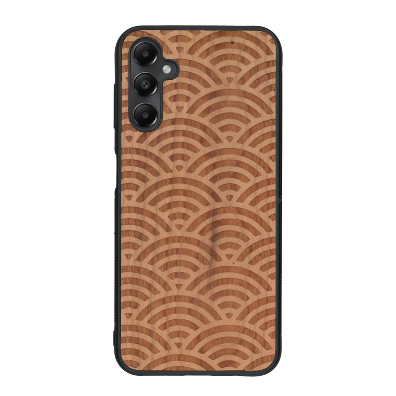 Coque de protection en bois véritable fabriquée en France pour Samsung A15 baptisée "La Sinjak" avec un motif de gravure abstrait représentant la répétition d'un symbole wifi