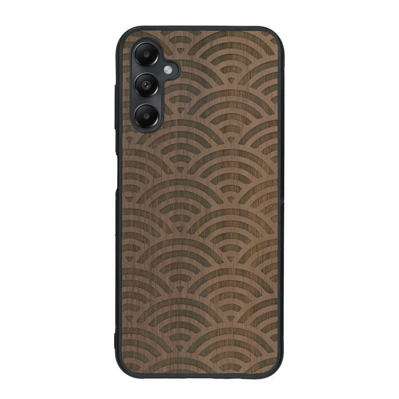 Coque de protection en bois véritable fabriquée en France pour Samsung A15 baptisée "La Sinjak" avec un motif de gravure abstrait représentant la répétition d'un symbole wifi