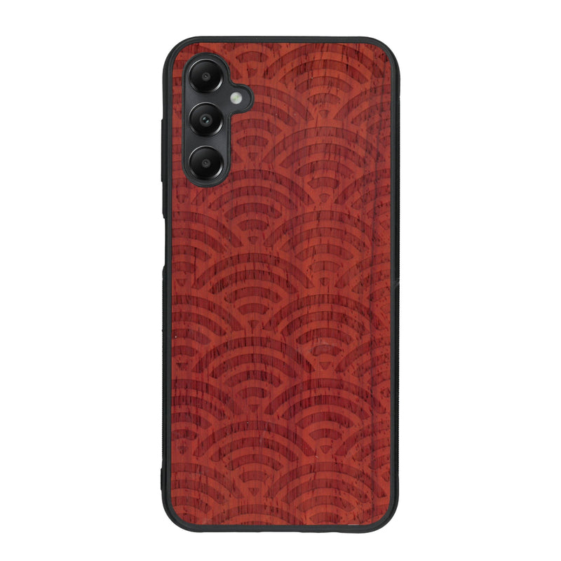 Coque de protection en bois véritable fabriquée en France pour Samsung A15 baptisée "La Sinjak" avec un motif de gravure abstrait représentant la répétition d'un symbole wifi