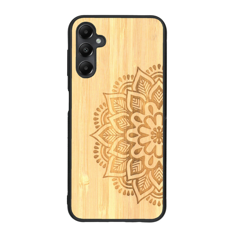 Coque de protection en bois véritable fabriquée en France pour Samsung A15 sur le thème de la bohème et du tatouage au henné avec une gravure représentant un mandala