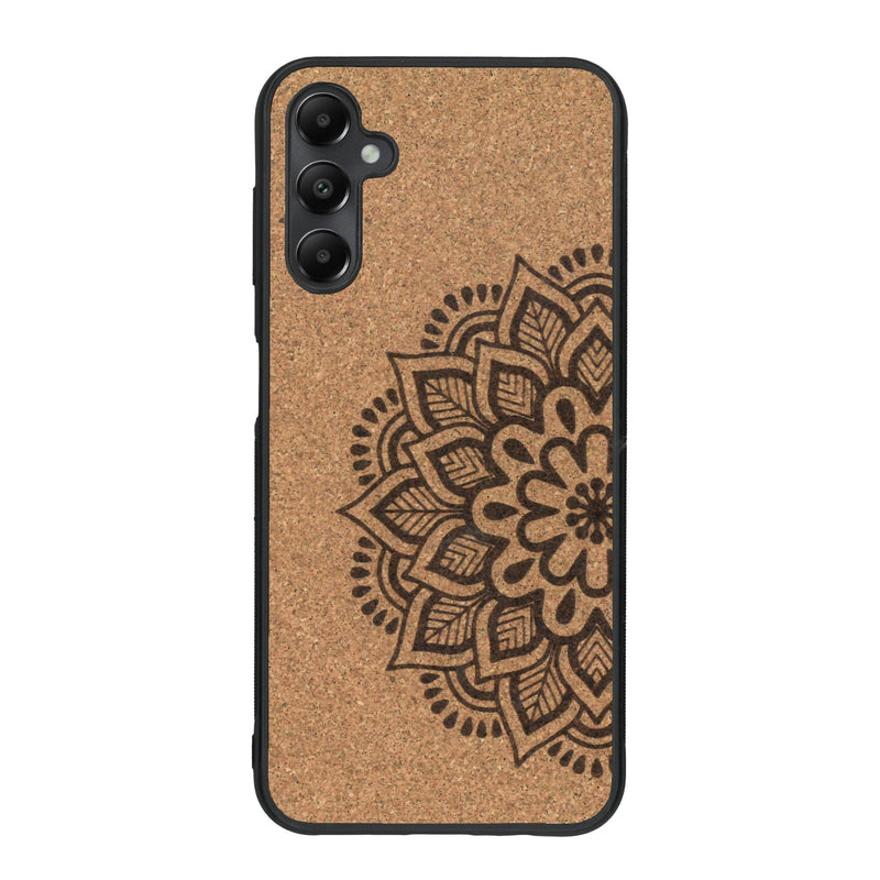 Coque de protection en bois véritable fabriquée en France pour Samsung A15 sur le thème de la bohème et du tatouage au henné avec une gravure représentant un mandala