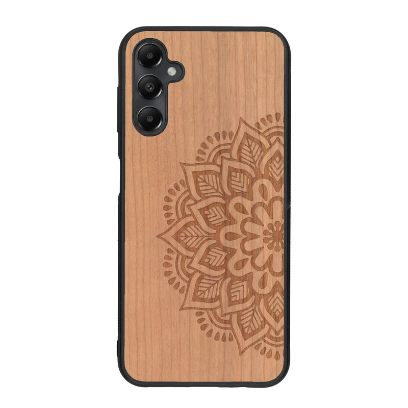 Coque de protection en bois véritable fabriquée en France pour Samsung A15 sur le thème de la bohème et du tatouage au henné avec une gravure représentant un mandala