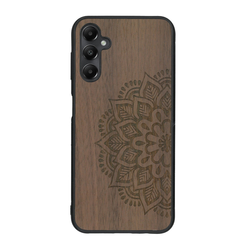 Coque de protection en bois véritable fabriquée en France pour Samsung A15 sur le thème de la bohème et du tatouage au henné avec une gravure représentant un mandala