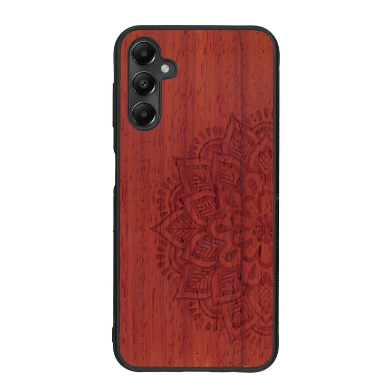 Coque de protection en bois véritable fabriquée en France pour Samsung A15 sur le thème de la bohème et du tatouage au henné avec une gravure représentant un mandala