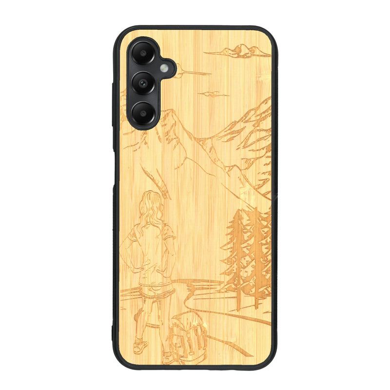 Coque de protection en bois véritable fabriquée en France pour Samsung A15 sur le thème de la randonnée en montagne et de l'aventure avec une gravure représentant une femme de dos face à un paysage de nature