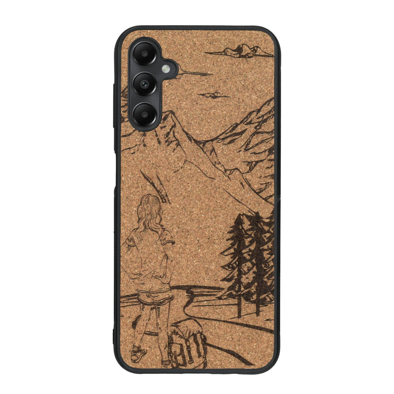 Coque de protection en bois véritable fabriquée en France pour Samsung A15 sur le thème de la randonnée en montagne et de l'aventure avec une gravure représentant une femme de dos face à un paysage de nature