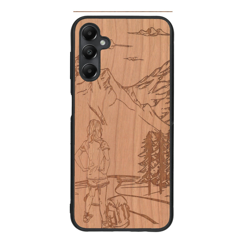 Coque de protection en bois véritable fabriquée en France pour Samsung A15 sur le thème de la randonnée en montagne et de l'aventure avec une gravure représentant une femme de dos face à un paysage de nature