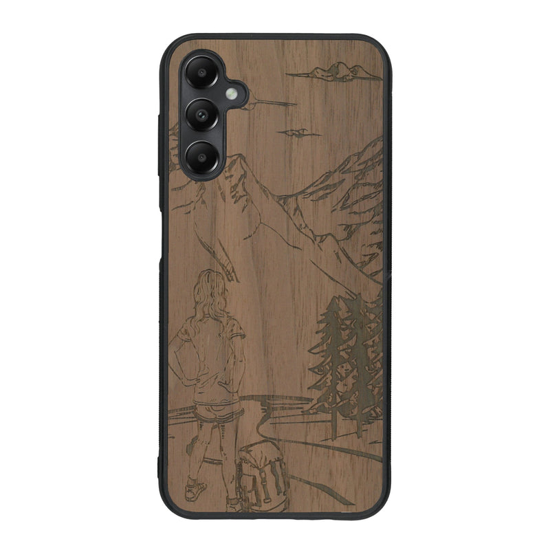 Coque de protection en bois véritable fabriquée en France pour Samsung A15 sur le thème de la randonnée en montagne et de l'aventure avec une gravure représentant une femme de dos face à un paysage de nature