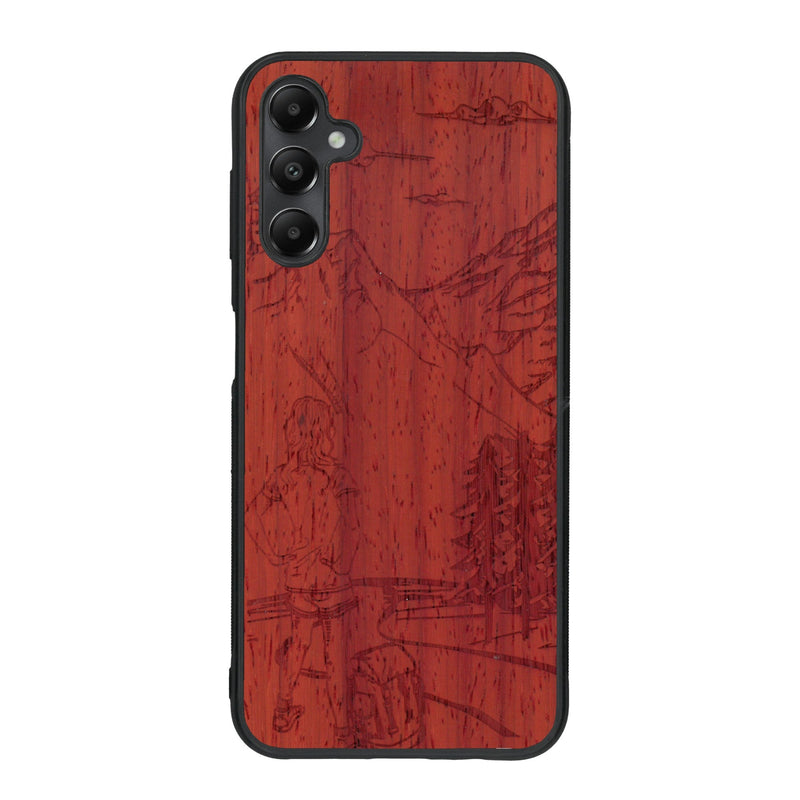 Coque de protection en bois véritable fabriquée en France pour Samsung A15 sur le thème de la randonnée en montagne et de l'aventure avec une gravure représentant une femme de dos face à un paysage de nature