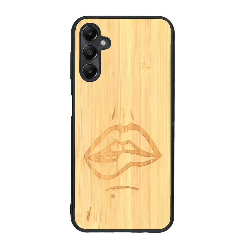 Coque de protection en bois véritable fabriquée en France pour Samsung A15 représentant de manière minimaliste une bouche de féminine se mordant le coin de la lèvre de manière sensuelle dessinée à la main par l'artiste Maud Dabs